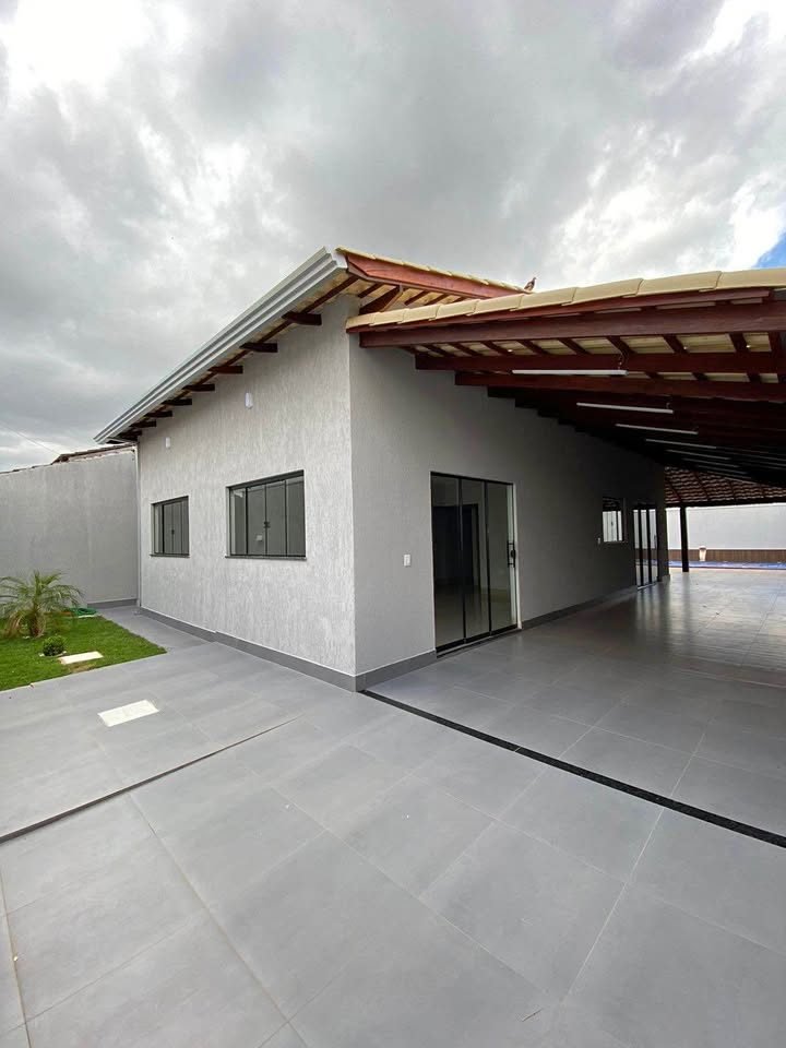 Casa com piscina, área gourmet e garagem