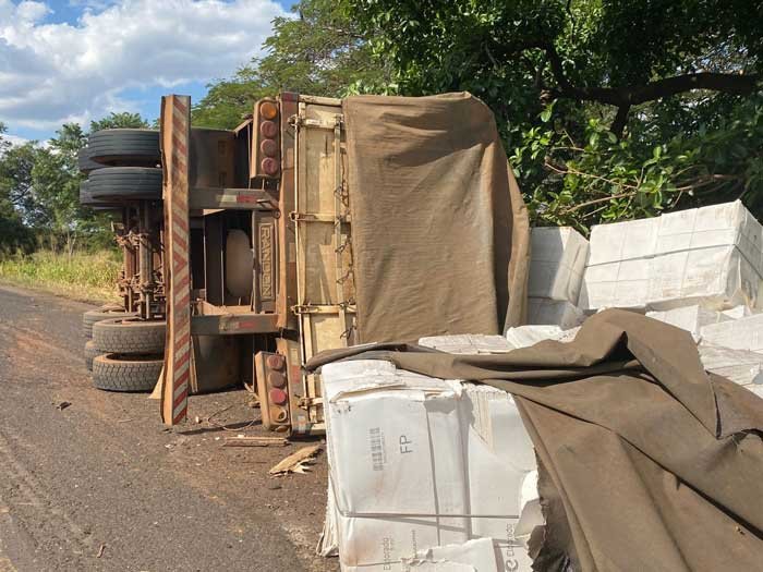Caminhão carregado com celulose tomba na MGC-497 em Campina Verde